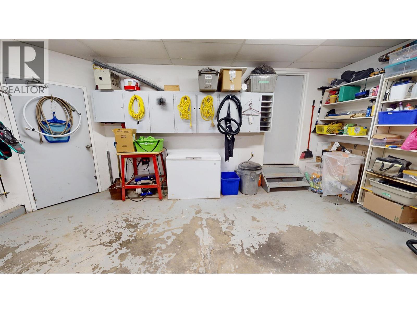 7392 8Th Avenue, Hosmer, BC - Indoor Photo Showing Garage