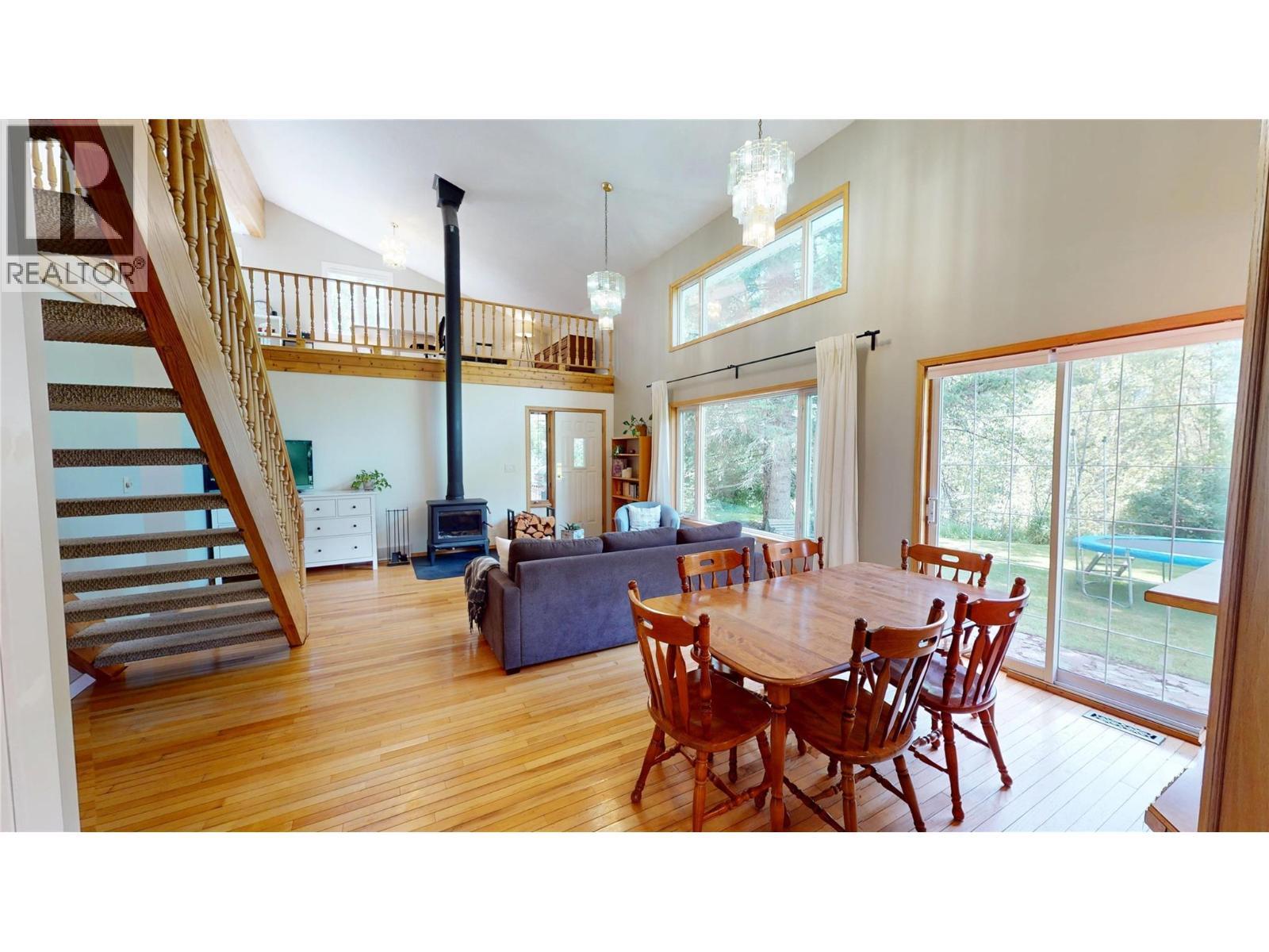 7392 8Th Avenue, Hosmer, BC - Indoor Photo Showing Dining Room