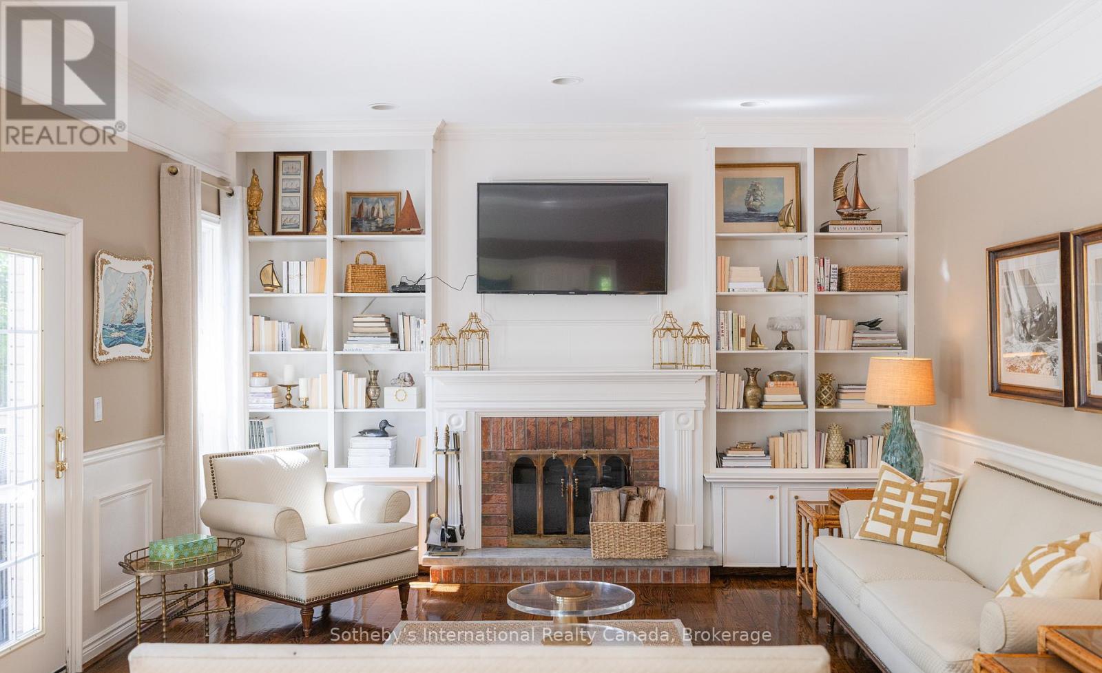 33 Edgecombe Terrace, Springwater, ON - Indoor Photo Showing Living Room With Fireplace