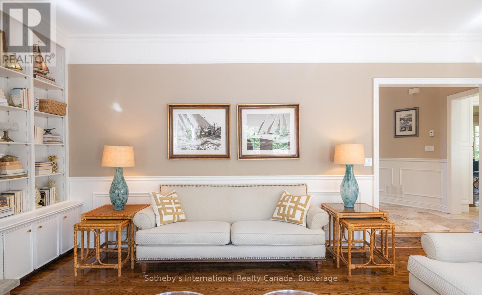 33 Edgecombe Terrace, Springwater, ON - Indoor Photo Showing Living Room