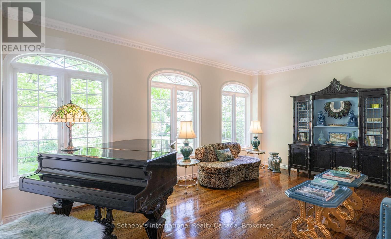 33 Edgecombe Terrace, Springwater, ON - Indoor Photo Showing Living Room