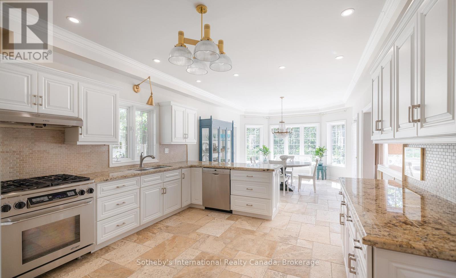 33 Edgecombe Terrace, Springwater, ON - Indoor Photo Showing Kitchen With Upgraded Kitchen