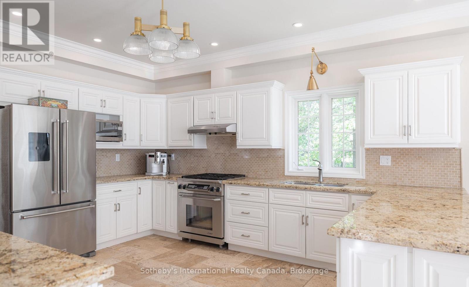 33 Edgecombe Terrace, Springwater, ON - Indoor Photo Showing Kitchen With Upgraded Kitchen