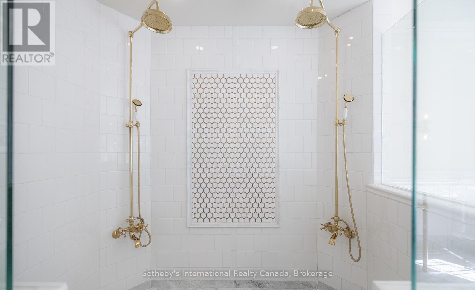 33 Edgecombe Terrace, Springwater, ON - Indoor Photo Showing Bathroom