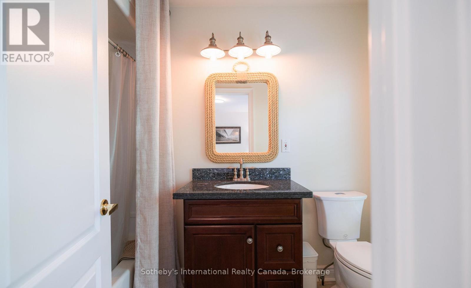 33 Edgecombe Terrace, Springwater, ON - Indoor Photo Showing Bathroom