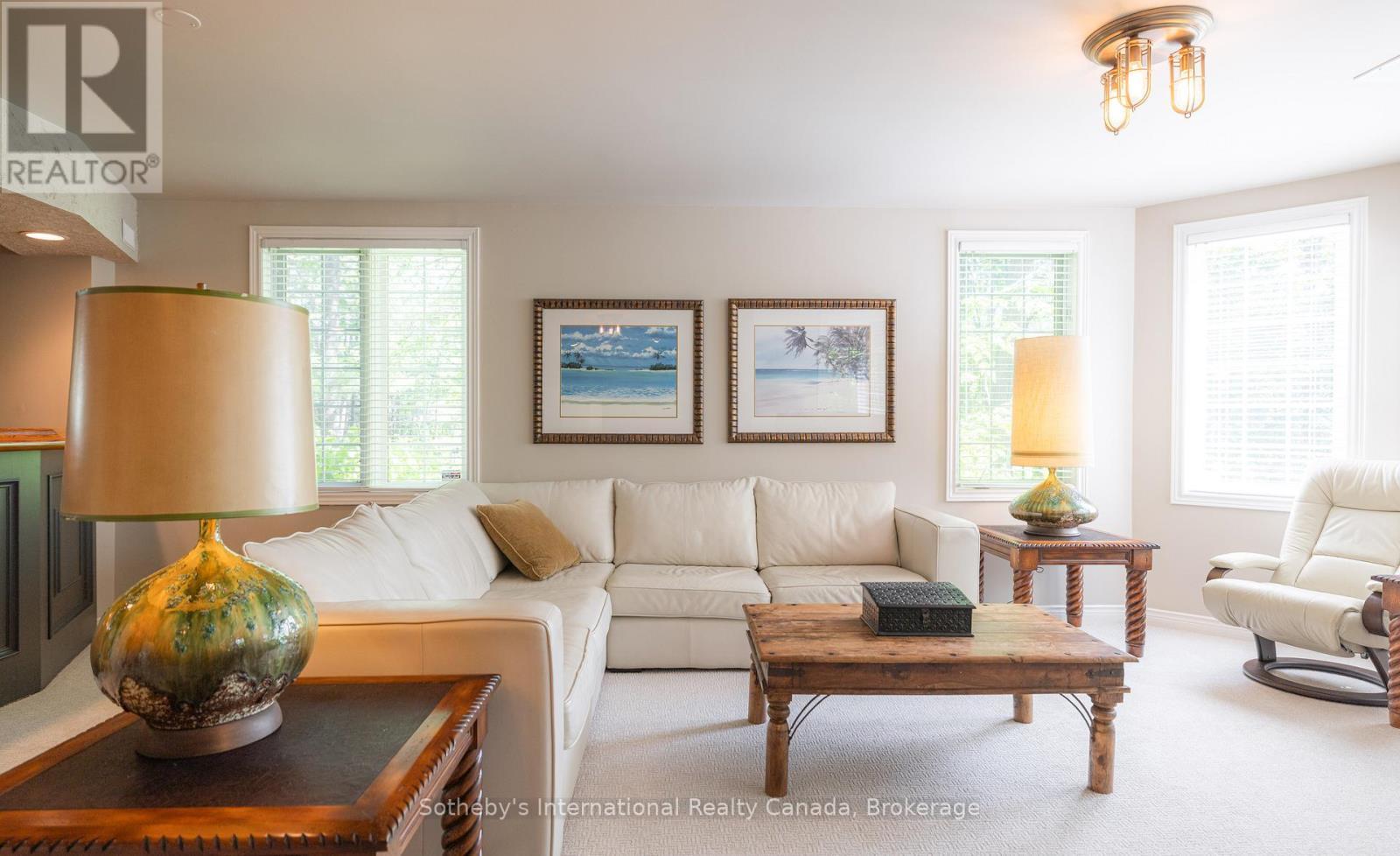 33 Edgecombe Terrace, Springwater, ON - Indoor Photo Showing Living Room