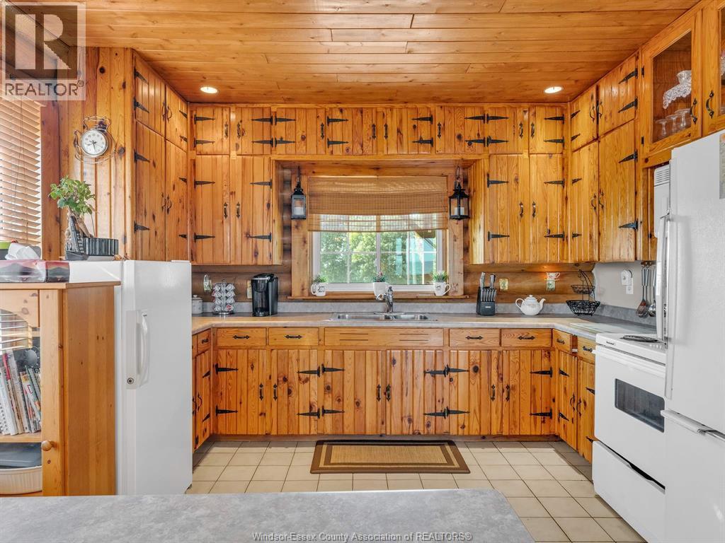 226 Cotterie Park, Leamington, ON - Indoor Photo Showing Kitchen With Double Sink