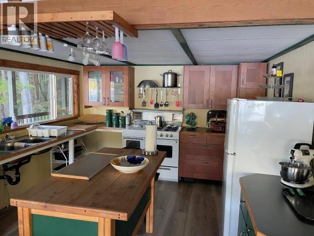 A-10640 Powell Lake, Powell River, BC - Indoor Photo Showing Kitchen With Double Sink