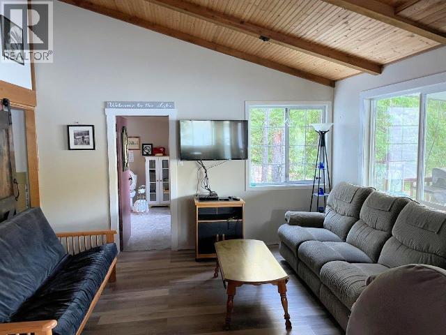A-10640 Powell Lake, Powell River, BC - Indoor Photo Showing Living Room