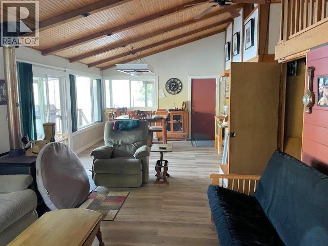 A-10640 Powell Lake, Powell River, BC - Indoor Photo Showing Living Room