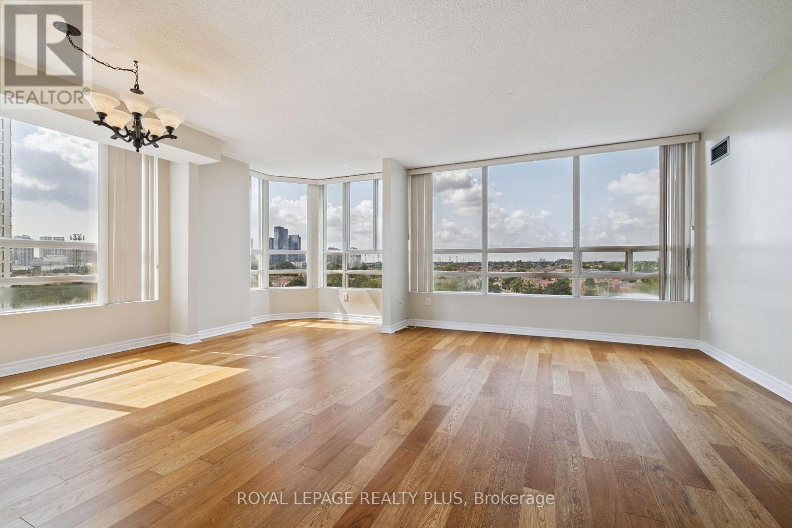 712 - 50 Kingsbridge Garden Circle, Mississauga, ON - Indoor Photo Showing Living Room