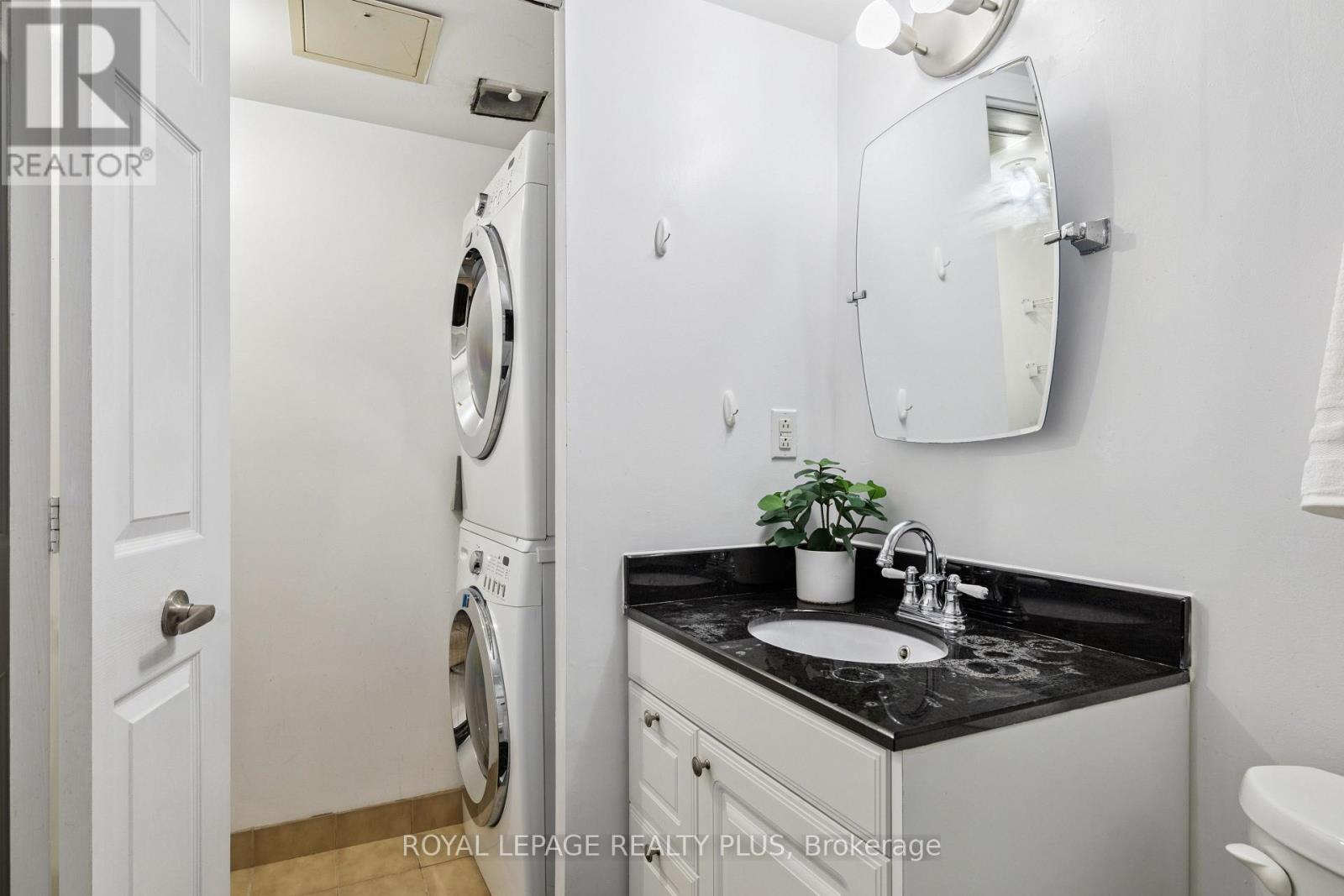 712 - 50 Kingsbridge Garden Circle, Mississauga, ON - Indoor Photo Showing Laundry Room
