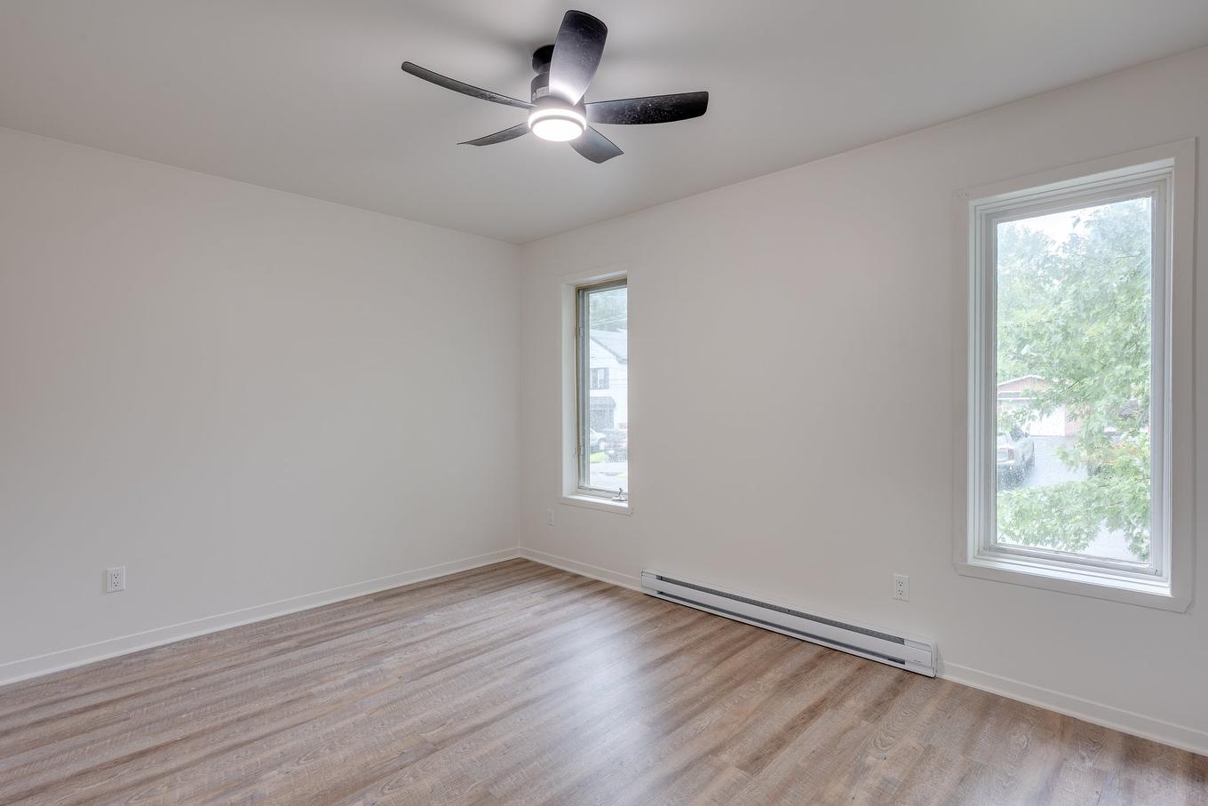 Chambre à coucher principale - 3535 12E Rue, Laval (Laval-Ouest), QC - Indoor Photo Showing Other Room