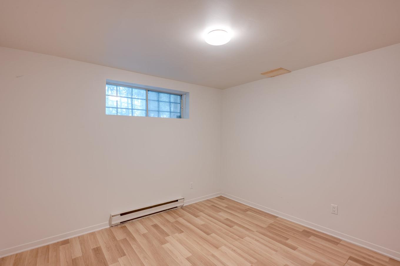 Chambre à coucher - 3535 12E Rue, Laval (Laval-Ouest), QC - Indoor Photo Showing Other Room