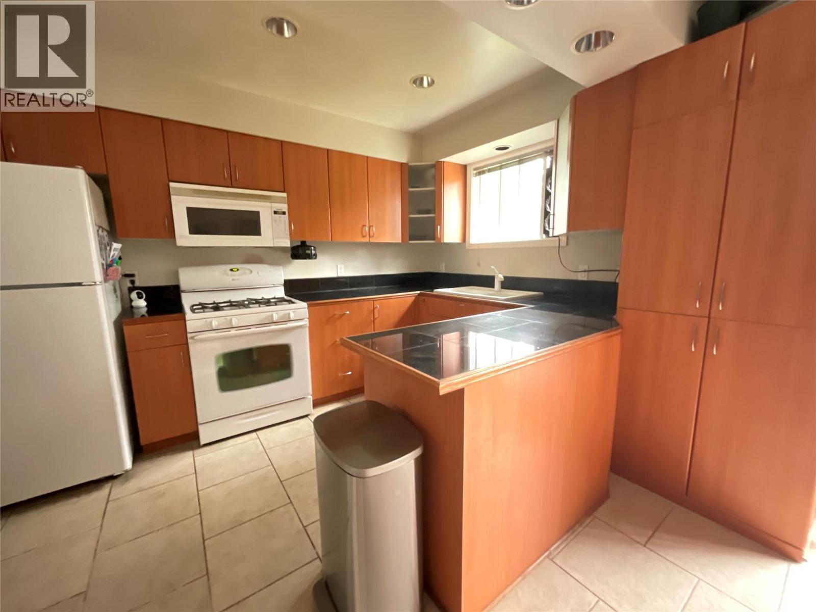 32 Valleyview Place, Tumbler Ridge, BC - Indoor Photo Showing Kitchen