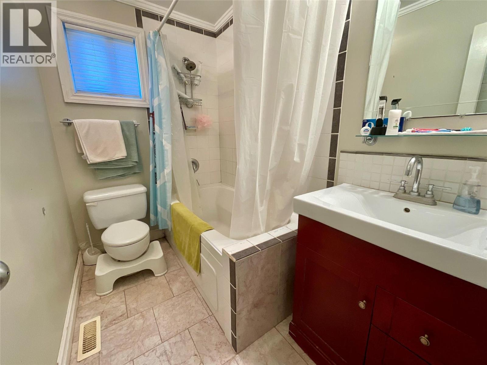 32 Valleyview Place, Tumbler Ridge, BC - Indoor Photo Showing Bathroom