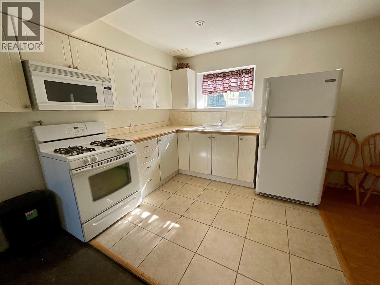 32 Valleyview Place, Tumbler Ridge, BC - Indoor Photo Showing Kitchen