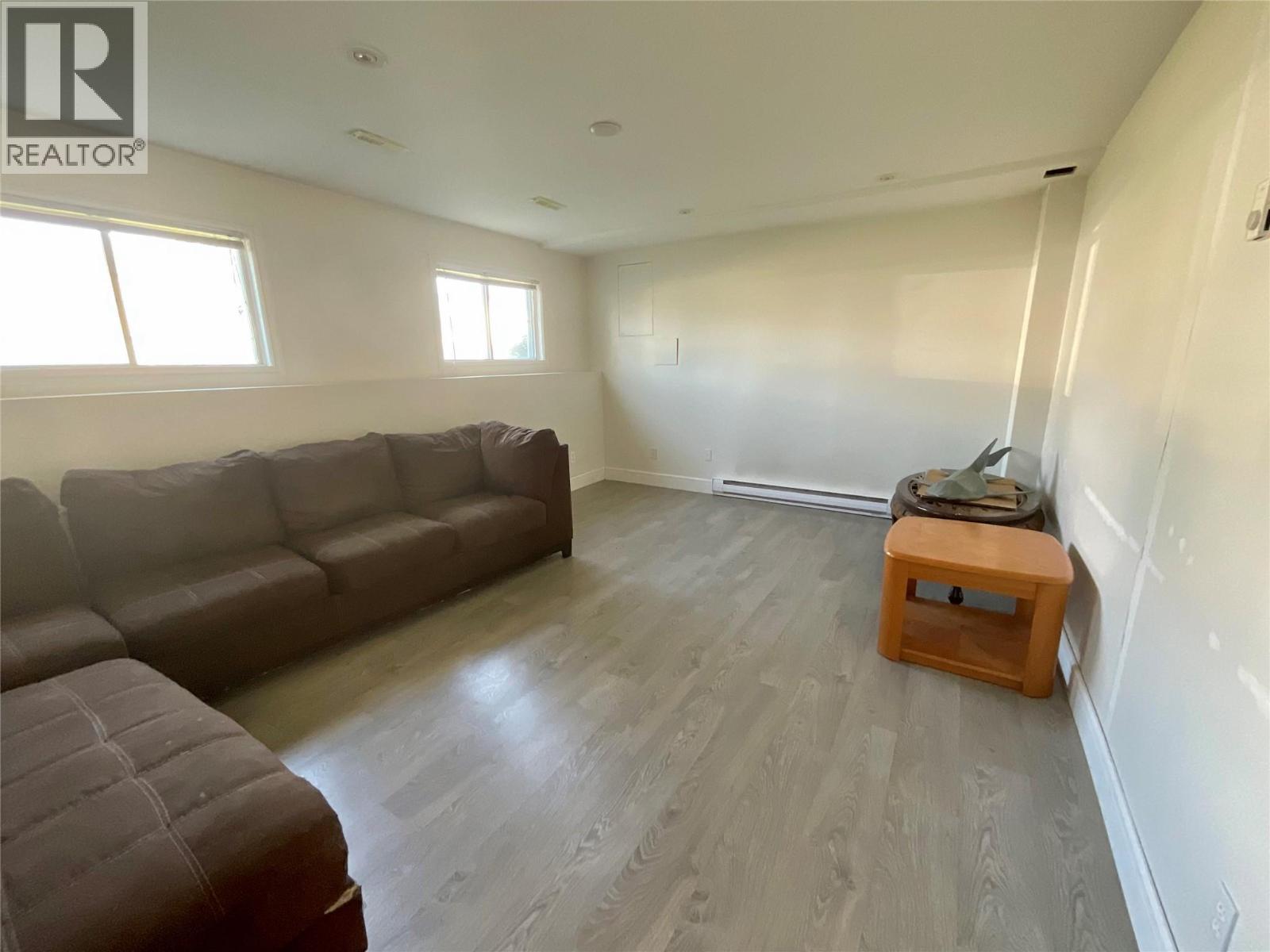 32 Valleyview Place, Tumbler Ridge, BC - Indoor Photo Showing Living Room