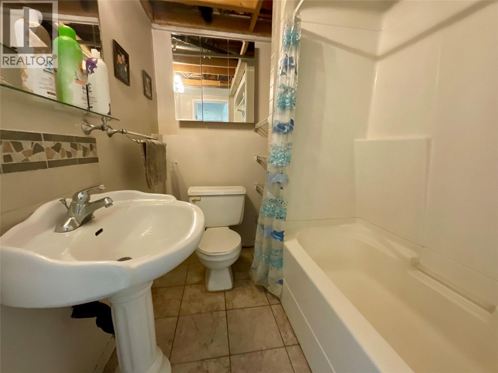 32 Valleyview Place, Tumbler Ridge, BC - Indoor Photo Showing Bathroom