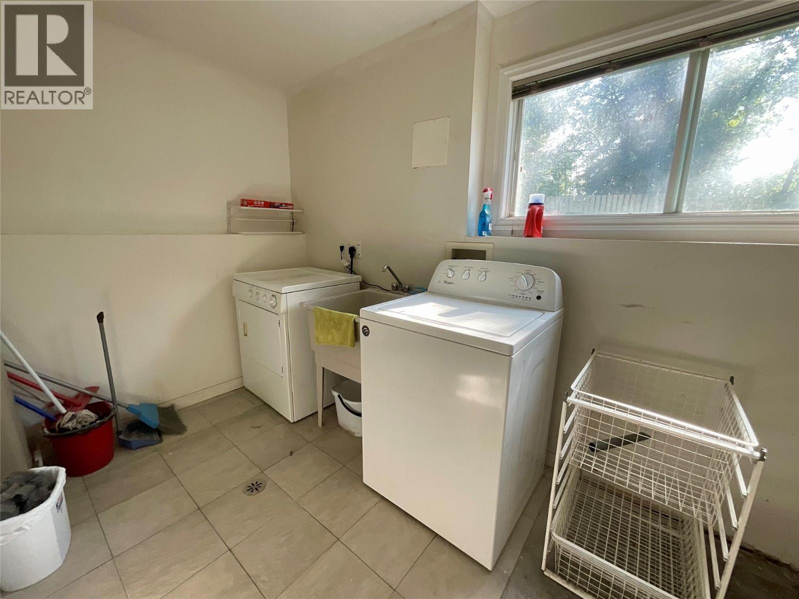 32 Valleyview Place, Tumbler Ridge, BC - Indoor Photo Showing Laundry Room