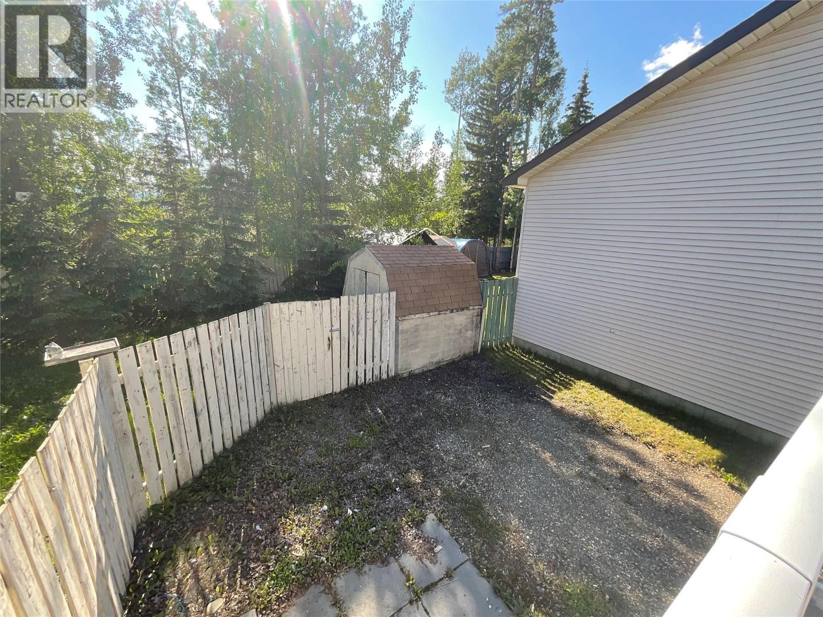 32 Valleyview Place, Tumbler Ridge, BC - Outdoor