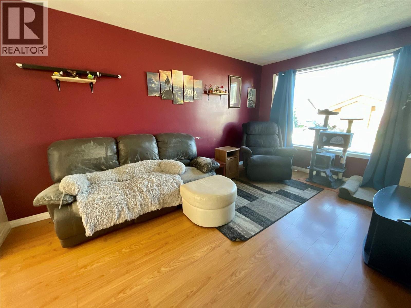 32 Valleyview Place, Tumbler Ridge, BC - Indoor Photo Showing Living Room