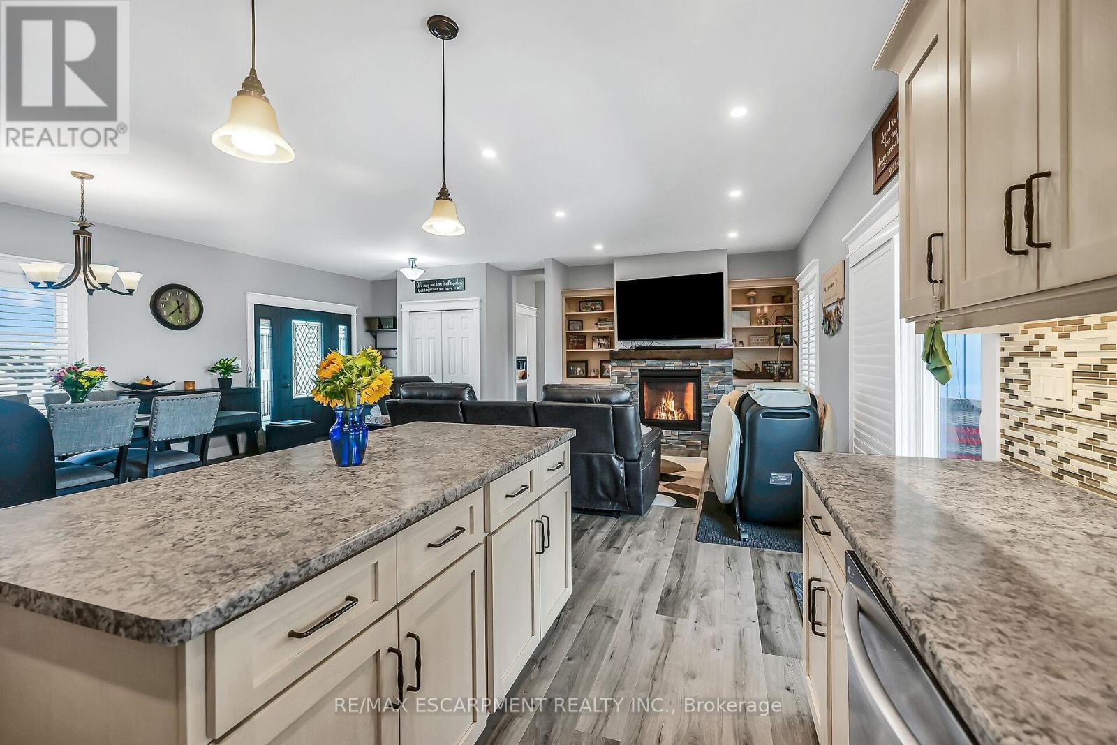 236 #55 Haldimand Road, Haldimand, ON - Indoor Photo Showing Kitchen With Upgraded Kitchen