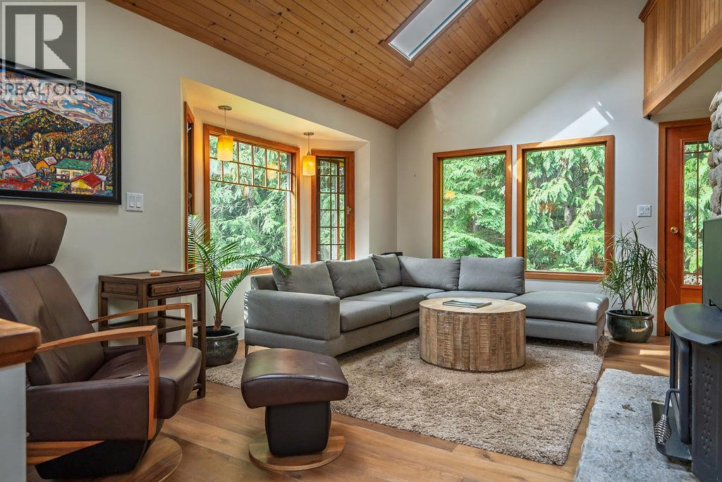 4225 3A Highway, Nelson, BC - Indoor Photo Showing Living Room
