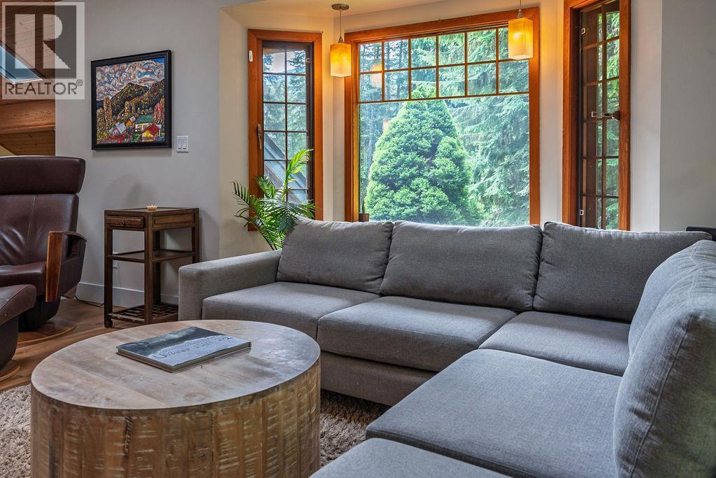 4225 3A Highway, Nelson, BC - Indoor Photo Showing Living Room