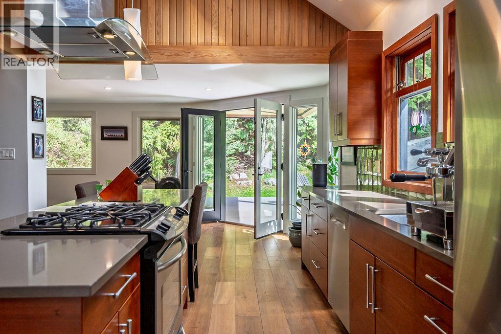 4225 3A Highway, Nelson, BC - Indoor Photo Showing Kitchen