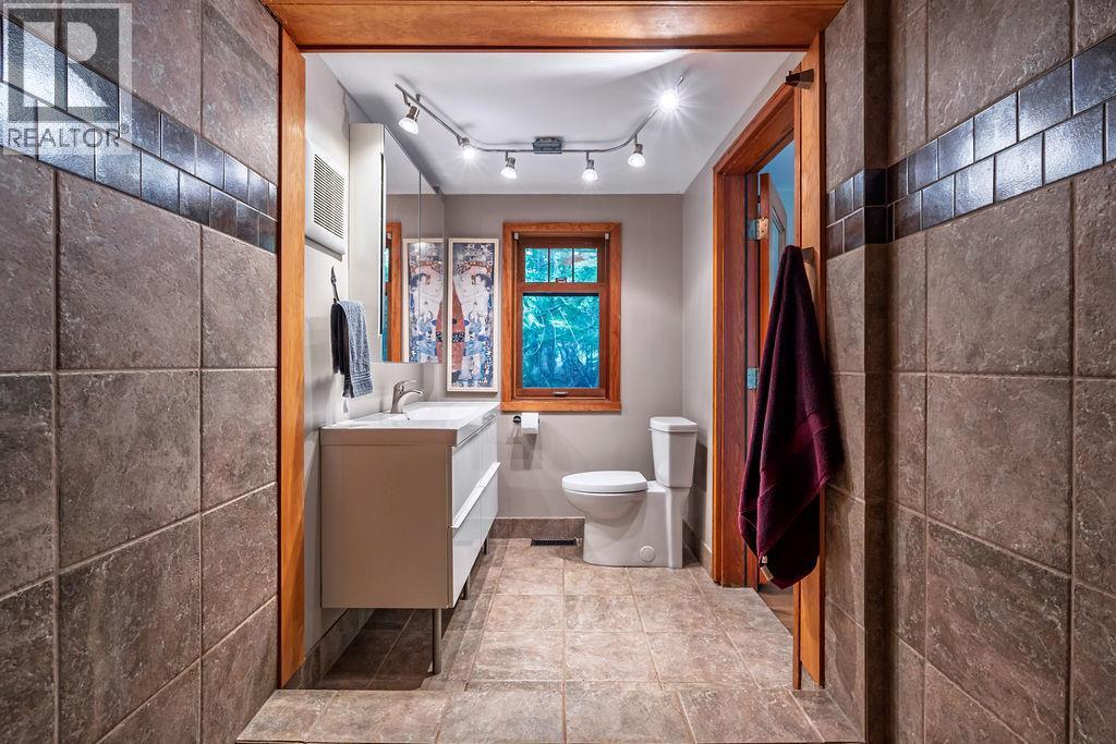 4225 3A Highway, Nelson, BC - Indoor Photo Showing Bathroom