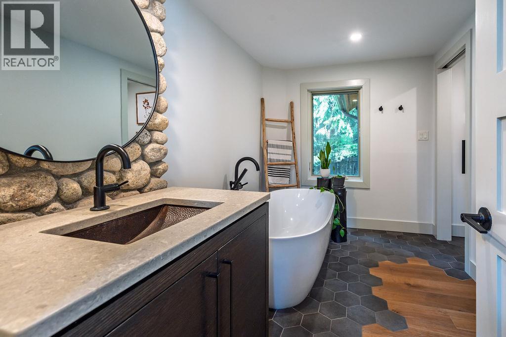 4225 3A Highway, Nelson, BC - Indoor Photo Showing Bathroom