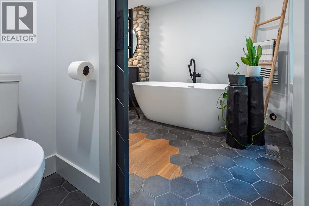 4225 3A Highway, Nelson, BC - Indoor Photo Showing Bathroom