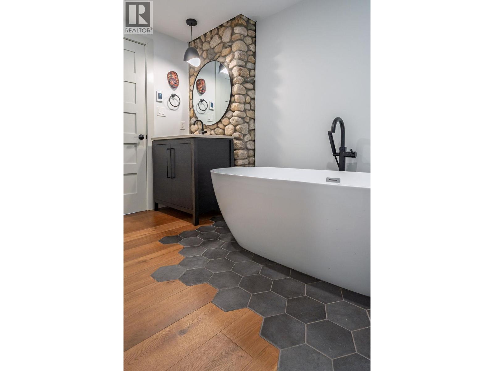 4225 3A Highway, Nelson, BC - Indoor Photo Showing Bathroom