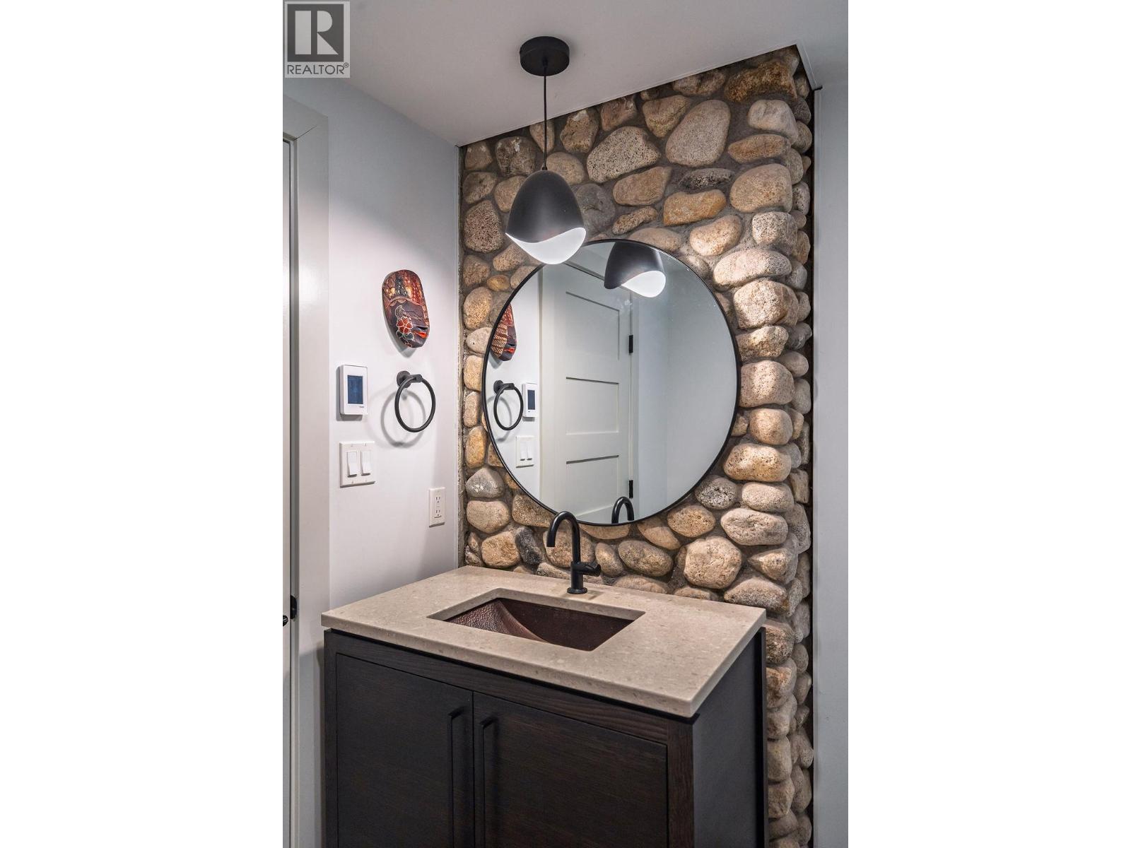 4225 3A Highway, Nelson, BC - Indoor