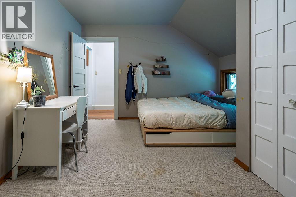 4225 3A Highway, Nelson, BC - Indoor Photo Showing Bedroom