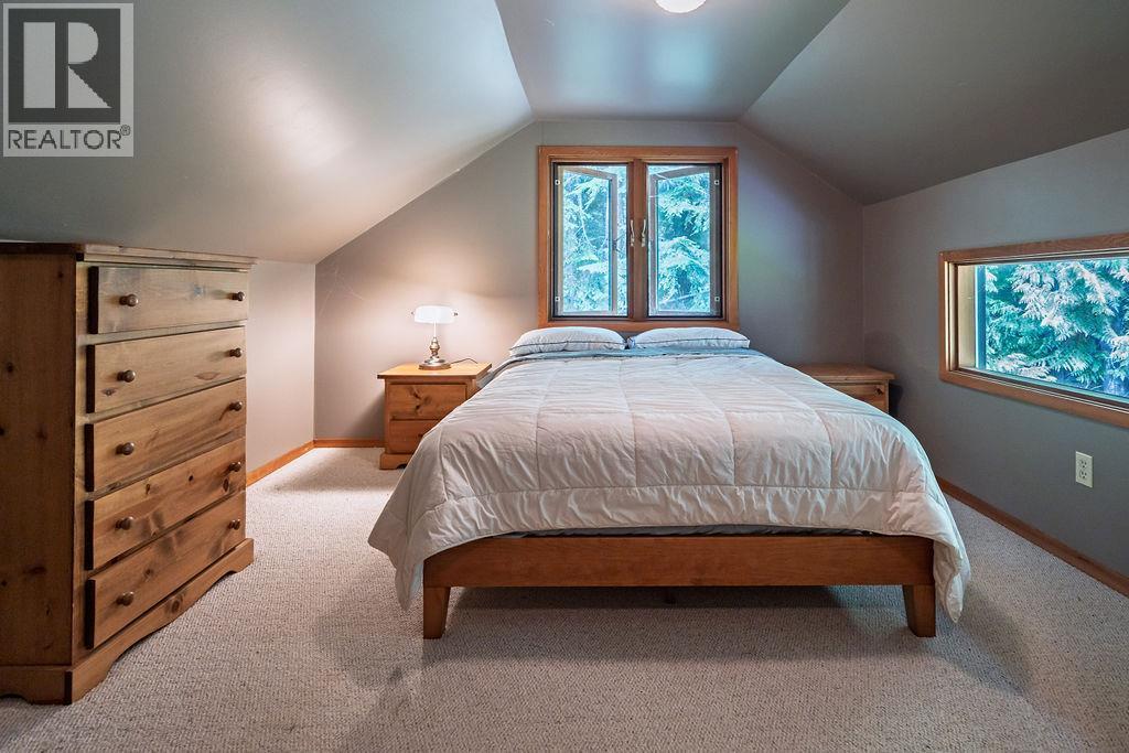 4225 3A Highway, Nelson, BC - Indoor Photo Showing Bedroom