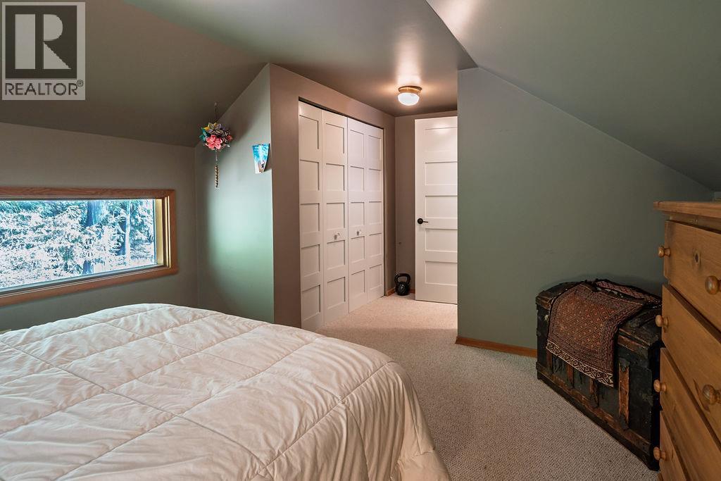 4225 3A Highway, Nelson, BC - Indoor Photo Showing Bedroom