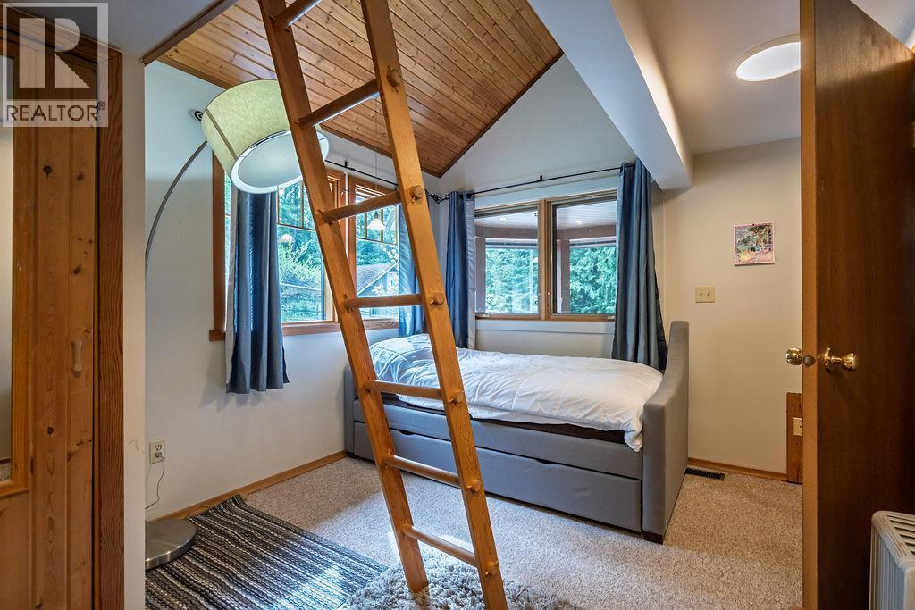 4225 3A Highway, Nelson, BC - Indoor Photo Showing Bedroom