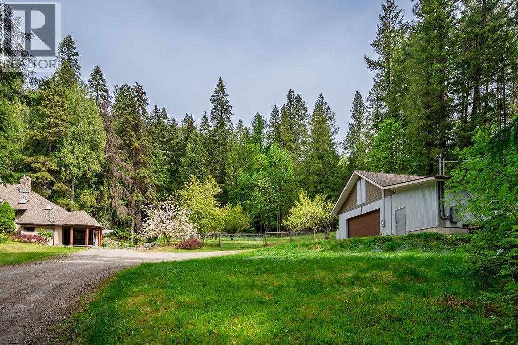 4225 3A Highway, Nelson, BC - Outdoor