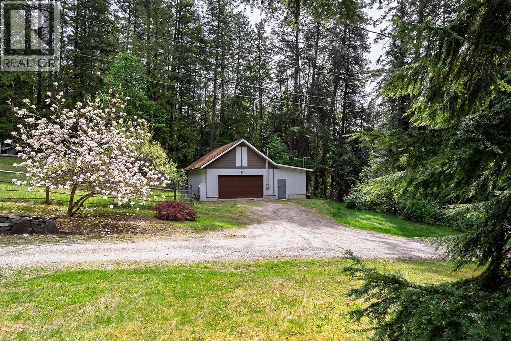 4225 3A Highway, Nelson, BC - Outdoor