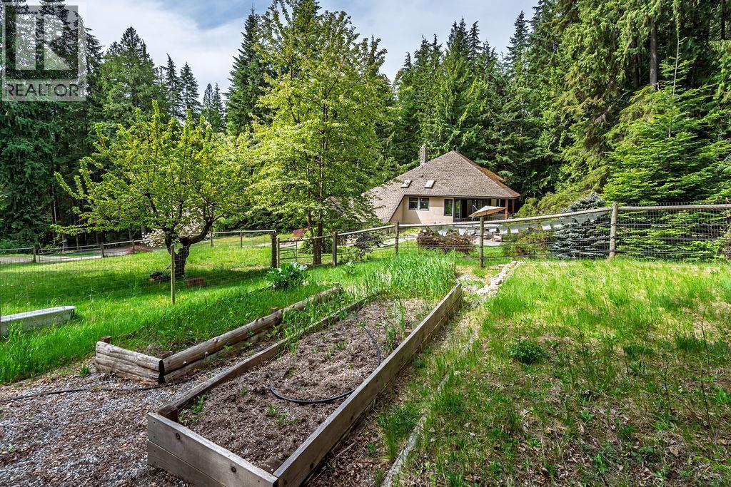 4225 3A Highway, Nelson, BC - Outdoor