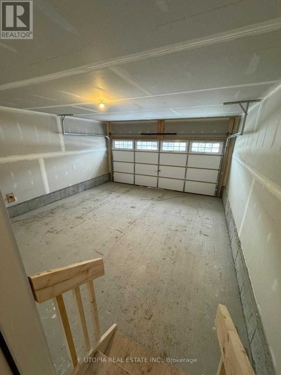 110 Hackamore Crescent, Ottawa, ON - Indoor Photo Showing Garage