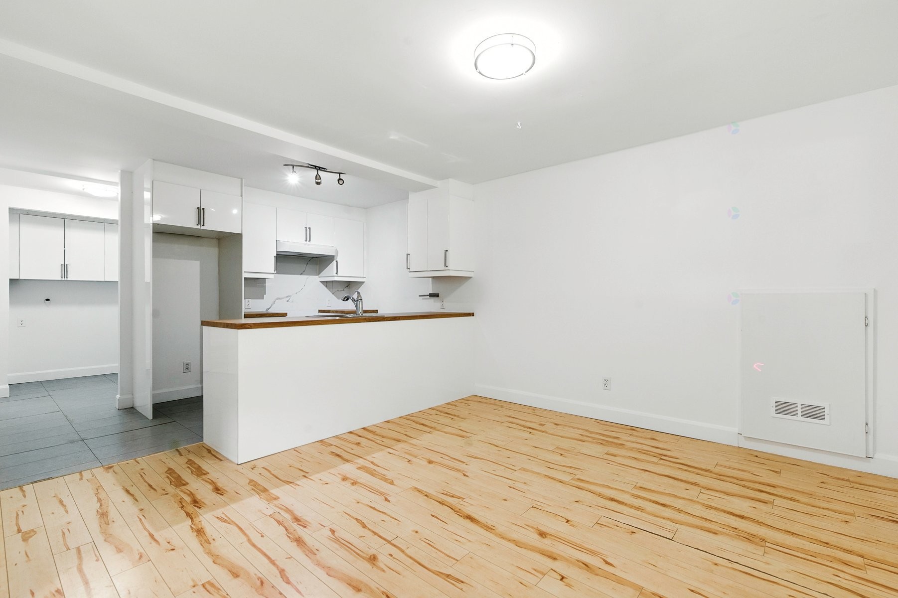 Salon - 485 - 487 Ch. Du Mont-Loup-Garou, Sainte-Adèle, QC - Indoor Photo Showing Kitchen