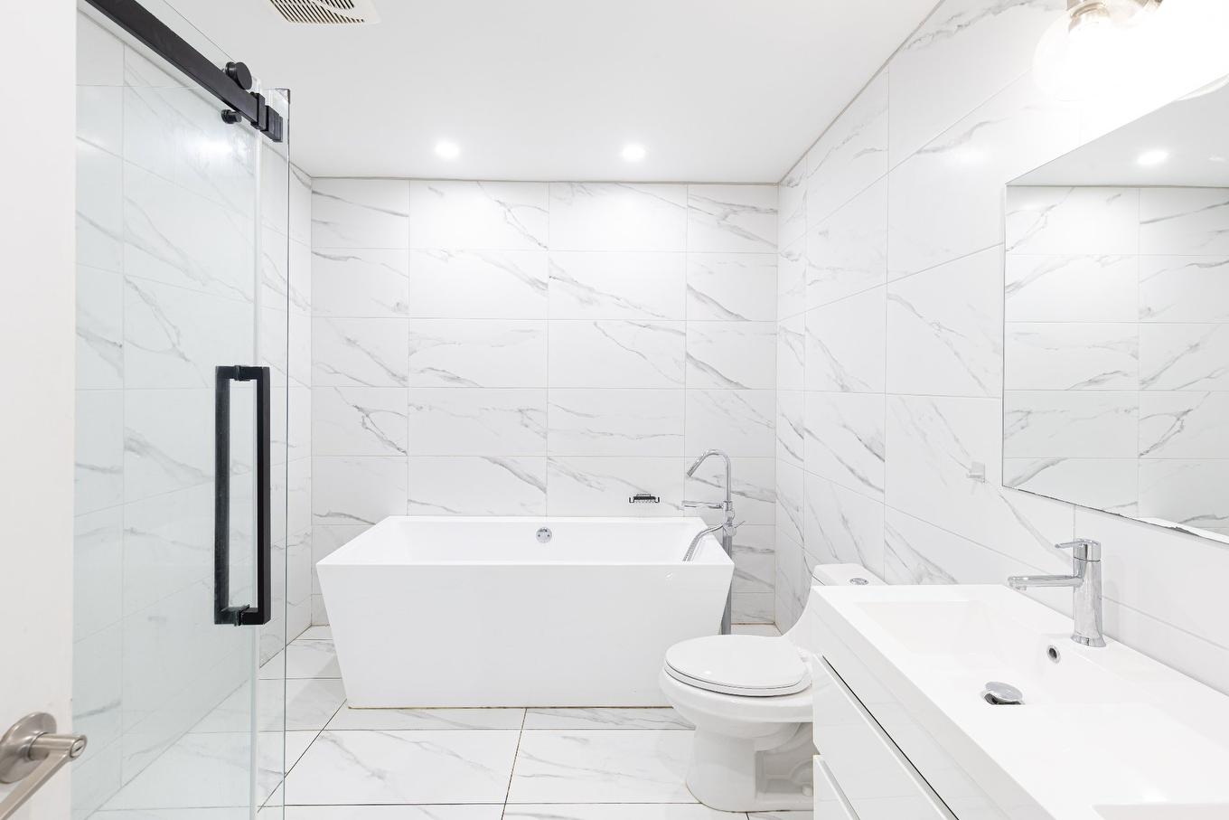 Bathroom - 235 - 237 Rue Ste-Marie, Terrebonne (Terrebonne), QC - Indoor Photo Showing Bathroom