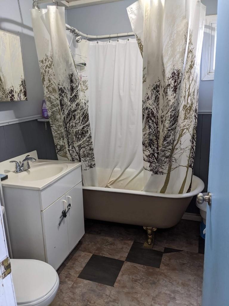 202 Cumming St, Thunder Bay, ON - Indoor Photo Showing Bathroom