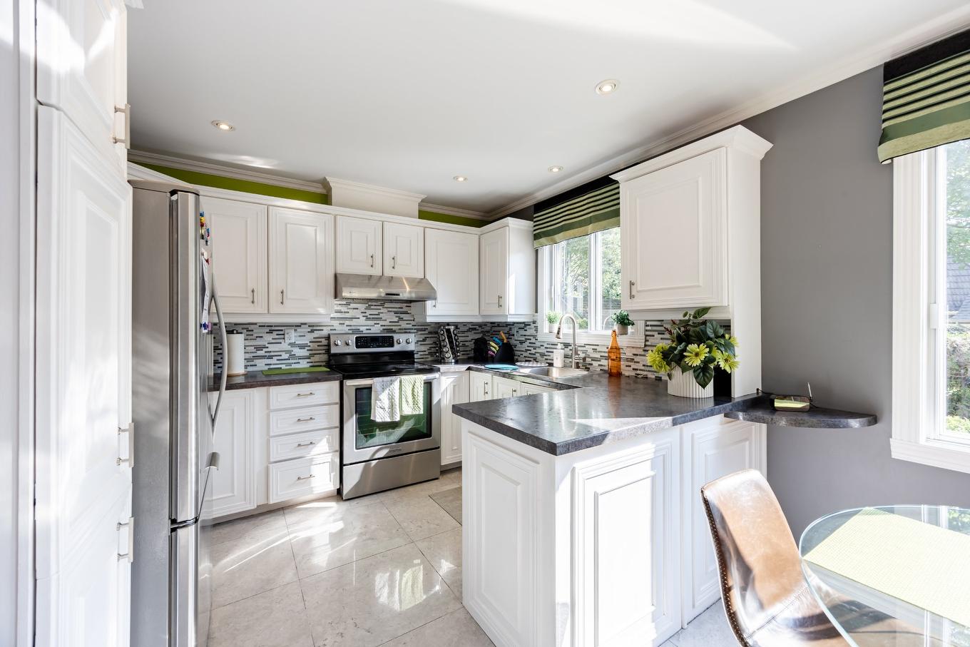 Kitchen - 1100 Rue Des Gélinottes, Longueuil (Le Vieux-Longueuil), QC - Indoor Photo Showing Kitchen With Upgraded Kitchen