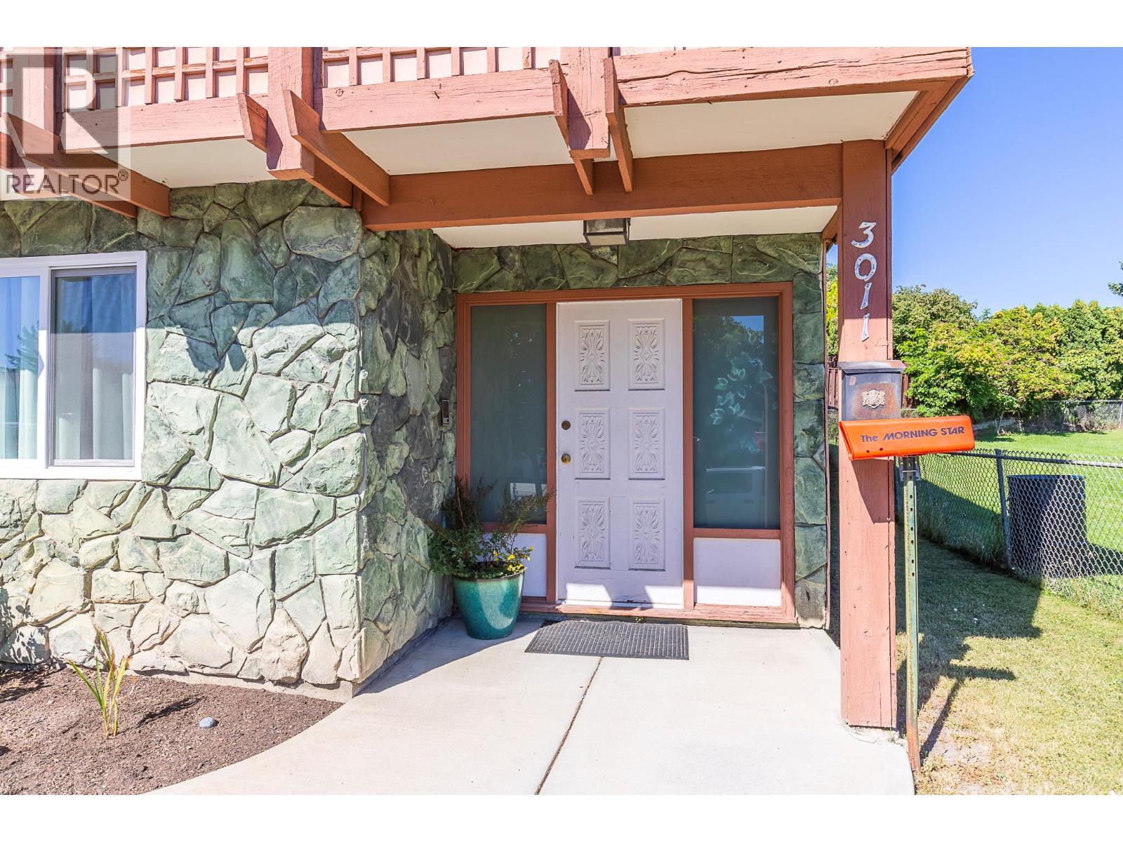 FRONT ENtRY - Nice Stone surround - 3011 11 Street, Vernon, BC - Outdoor