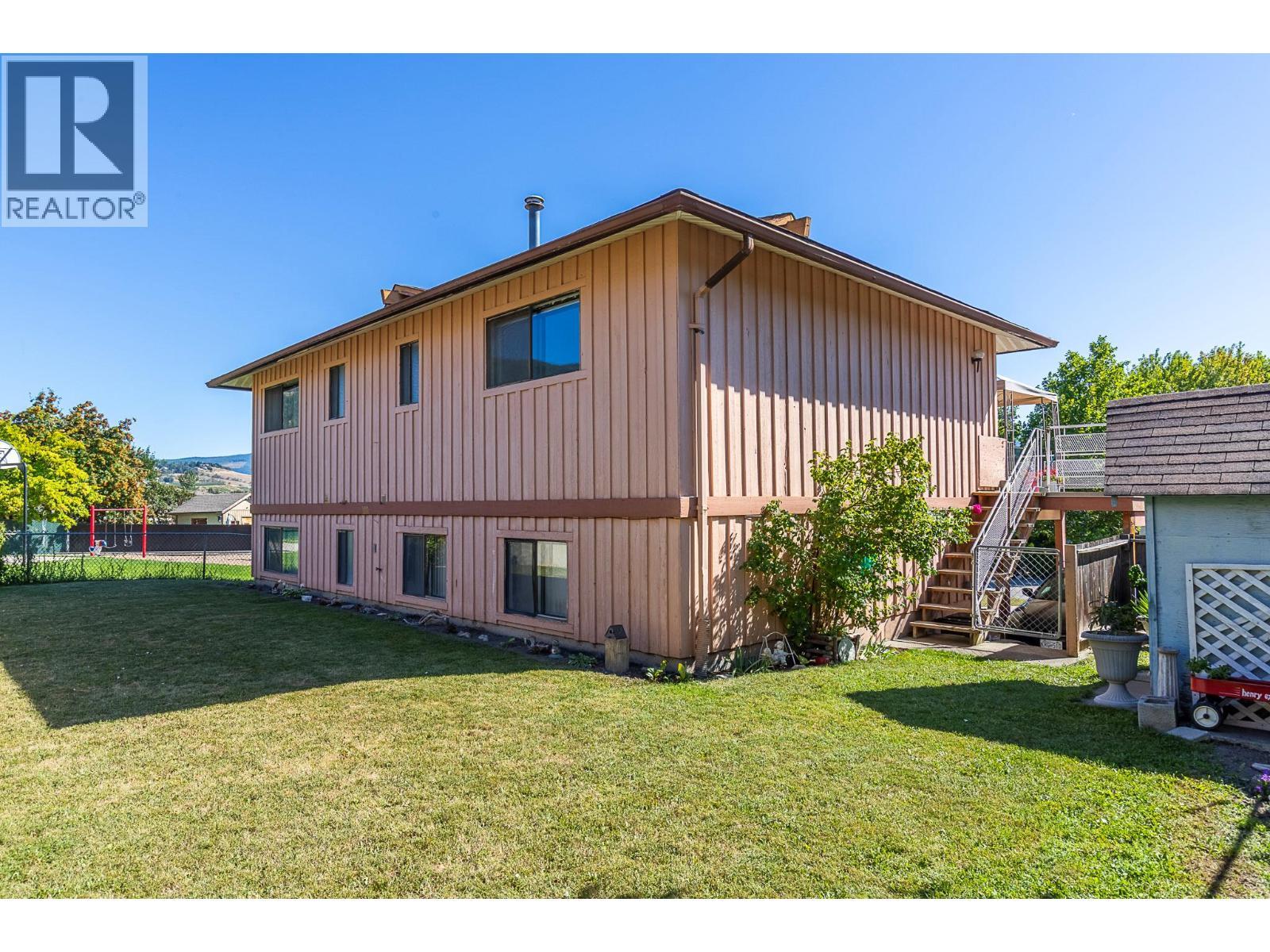 BACK YARD - Nice spot for kids & pets! - 3011 11 Street, Vernon, BC - Outdoor