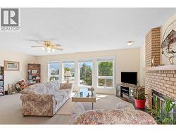 LIVING ROOM - Perfect for entertaining! -